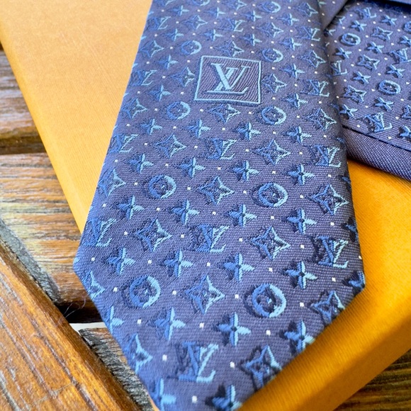 🔥LV HOLIDAY 25’🔥🆕💯LOUIS VUITTON LIMITED KNIGHT BLUE 3D-MONOGRAM MOTIF TIE🔥RARE✨ - Picture 6 of 17